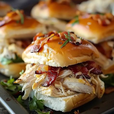 Chicken Bacon Ranch Sliders Chicken Blt Sliders, Chicken Bacon Ranch Sliders Recipes, Bacon Chicken Ranch Sliders, Shredded Chicken Sliders Recipes, Chicken Bacon Sliders, Pulled Chicken Sliders, Chicken Bacon Ranch Sliders, Bacon Ranch Sliders, Ranch Sliders