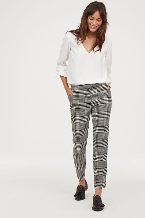 d82118376df344b0010f53909b961db3 Checkered Pants, Checked Trousers, Casual Work Outfits, Plaid Pants, 가을 패션, Work Wardrobe, Business Attire, Blonde Balayage, Business Casual Outfits