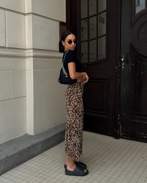 Style inspo Leo Skirt #animalprint #styleinspo #outfitoftheday #ootd #ootdfashion #fashionstyle #leopard Cheetah Long Skirt Outfit, Leo Rock Outfit, Leopard Maxi Skirt Outfit, Leopard Skirt Outfit, Leopard Maxi Skirts, Leopard Outfit, 2024 Fits, Leopard Outfits, Long Skirt Outfits