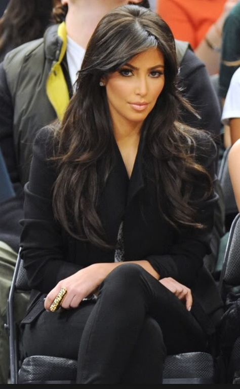 Kim Kardashian long layers. Side bang. Long hair. Stunning!!!!!! Bang Long Hair, Kim Kardashian Hair, Kardashian Hair, Chique Outfits, Long Layered Hair, Haircuts For Long Hair, Long Layers, Khloe Kardashian, Long Hair Cuts