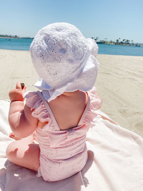 Infant Beach Photoshoot, Baby Beach Photoshoot Ideas, Baby Girl Beach Outfit, Beach With Baby, Beach Baby Photography, Baby On The Beach, Baby At The Beach, Baby Beach Pictures, Baby Beach Photos