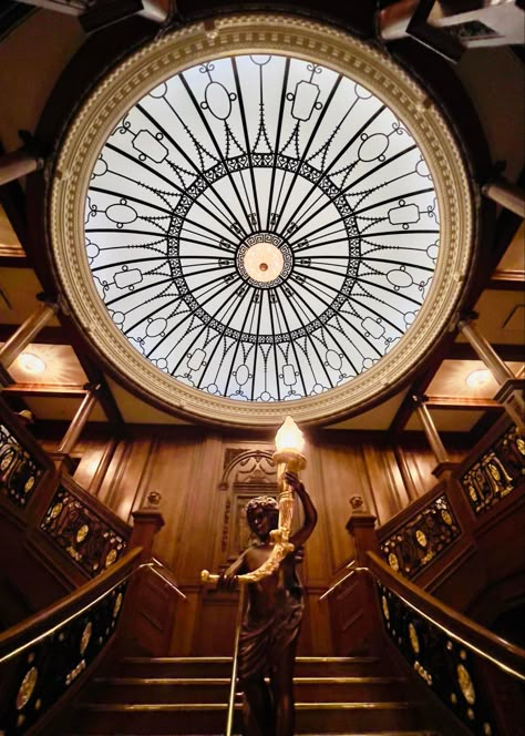 Exact scale replica of Titanic’s grand staircase in Titanic museum. Titanic Bathroom, Titanic Aesthetic Ship, Cal Titanic, Titanic Movie Aesthetic, 1910 Aesthetic, Titanic Aesthetic, Rose Dawson, Titanic Art, Nashville Photography