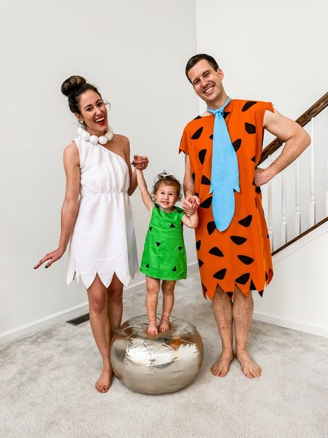 Costume Halloween Famille, Flintstones Halloween Costumes, Matching Family Halloween Costumes, Flintstones Costume, Family Themed Halloween Costumes, Mom Halloween Costumes, Toddler Costumes Girl, First Halloween Costumes, Kostum Halloween