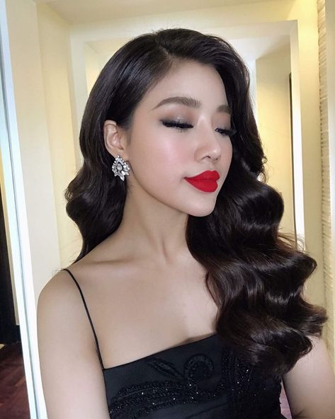 Hollywood Waves Asian Hair, Asian Hollywood Waves, Wedding Hair Over 50, Blowout Wedding Hair, 00s Wedding, Vintage Waves Hair, Graduation Pictorial, Glam Wedding Hair, Thai Makeup