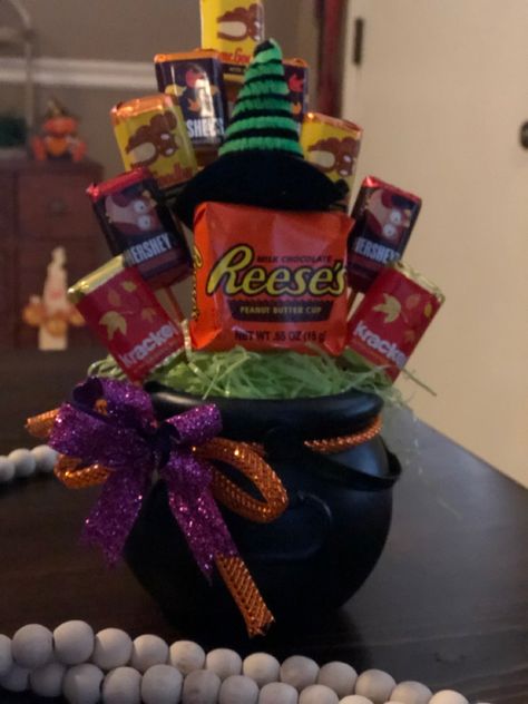 Halloweeen mini cauldron candy bouquet. Halloween Candy Arrangements, Mini Cauldron Ideas, Halloween Buckets Ideas, Mini Cauldron, Fiesta Halloween, Candy Arrangements, Bucket Ideas, Oktoberfest Halloween, Halloween Buckets