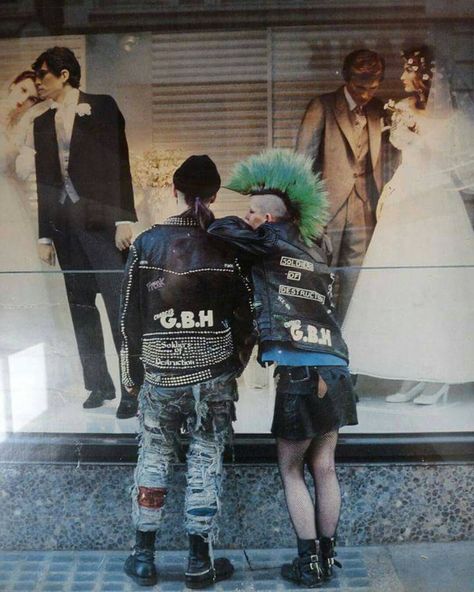 Punk Couple, Punk Subculture, Traditional Goth, Punk Love, 80s Punk, Girls Secrets, Punk Culture, Funny Wedding Photos, Punk Aesthetic