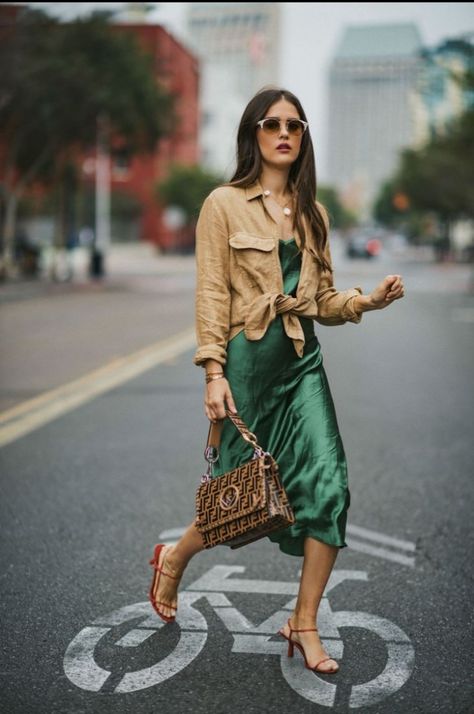 Emerald Skirt, Slip Dress Street Style, Satin Dress Outfit, Summer Cloth, Slip Dress Outfit, Green Slip Dress, Street Dress, Black Slip Dress, Looks Street Style