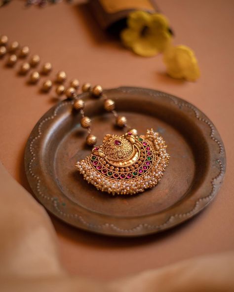 Kerala Thali Mala Design, Ball Chains In Gold, Chain With Pendant Gold, Pendant Chain Gold, Pendant Ball, Kerala Jewellery, Antique Necklaces Design, Gold Jewelry Outfits, Modern Gold Jewelry