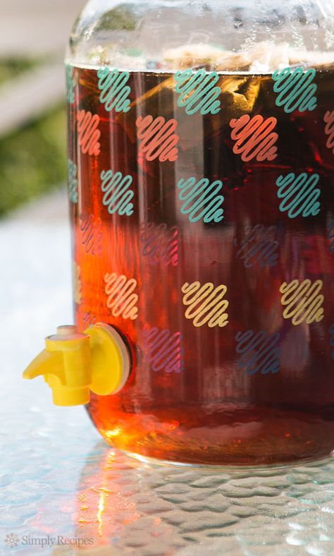 How to Make Sun Tea ~ A great way to make some tea without heating up your kitchen is to use the power of the sun to make sun tea. ~ SimplyRecipes.com Sun Tea Recipe, Sun Tea Recipes, Sun Tea, Make A Boat, Tea Beverages, Summer Eating, Tea Recipe, Simply Recipes, Summer Refreshments