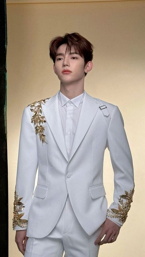 White And Gold Prom Suit, Tiara Aesthetic, Suits For Guys, Versatile Fall Outfits, Graduation Suits, Prince Clothes, Met Gala Outfits, Wedding Outfits For Groom, Stylish Mens Suits