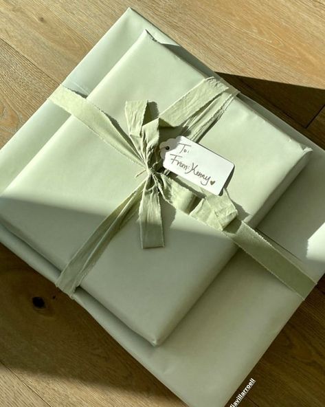 Izumi Jenner on Instagram: “💚🧡Kenney Kenney🧡💚” Christmas Sage Green Aesthetic, Wrapped Birthday Presents Aesthetic, Wrapped Gifts Aesthetic Birthday, Sage Green Christmas Aesthetic, Present Wrapping Aesthetic, Gift Boxes Aesthetic, Birthday Presents Aesthetic, Birthday Present Aesthetic, Christmas Widgetsmith