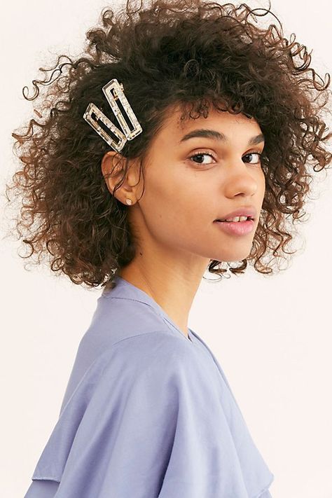 Hair Clips 90s, Curly Hair Photos, Ethnic Hairstyles, Penteado Cabelo Curto, Going Places, Trending Hairstyles, Hair Photo, Short Curly Hair, Long Curly Hair