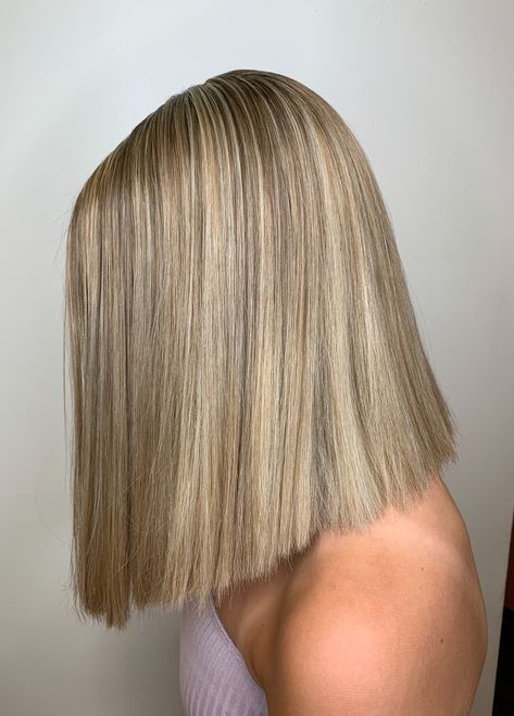 Hair Salon Pictures, Round Face Haircuts, Light Hair Color, Bob Hairstyles For Fine Hair, Mid Length Hair, Short Hair With Bangs, Short Blonde Hair, Silky Hair, Hair Color Balayage