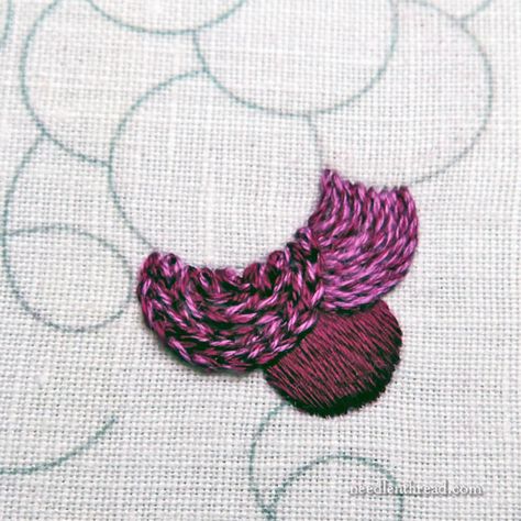 Embroidered Grapes 2: Three Basic Fillings – NeedlenThread.com Grapes Embroidery, Grape Embroidery, Easy Embroidery Stitches, Fruit Quilt, Bordado Jacobean, Freehand Embroidery, Chain Embroidery, Embroidery Leaf, Twisted Chain