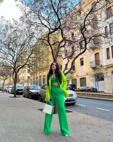 green outfit, monochrome green outfit, suit, green blazer, green suit, spring colors trend, spring 2022, streetstyle inspo. Bright Green Outfit, Outfit Ideas Girl, Green Outfit Ideas, Colorful Outfit, Colorful Outfits, Photoshoot Inspo, Green Outfit, Photoshoot Outfits, Colourful Outfits