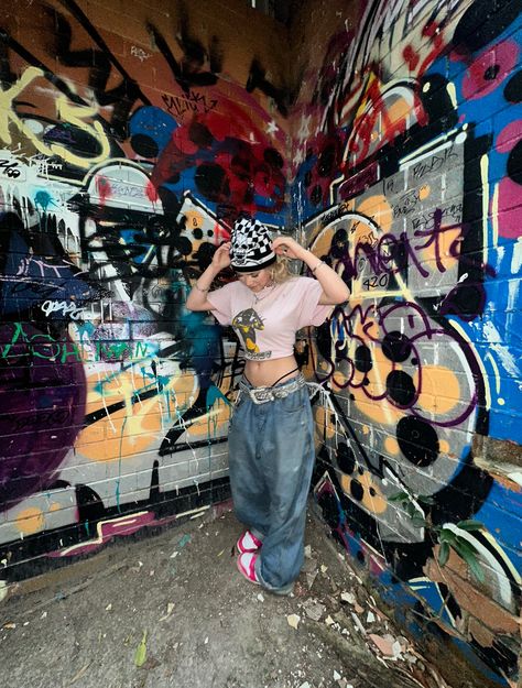 Graffiti Style Clothes, Photoshoot With Graffiti Walls, Poses For Pictures Instagram Alt, Cool Shoot Ideas, Grunge Picture Ideas Instagram, Street Wear Senior Pictures, Senior Graffiti Pictures, Graffiti Alley Photoshoot, Streetwear Senior Pictures