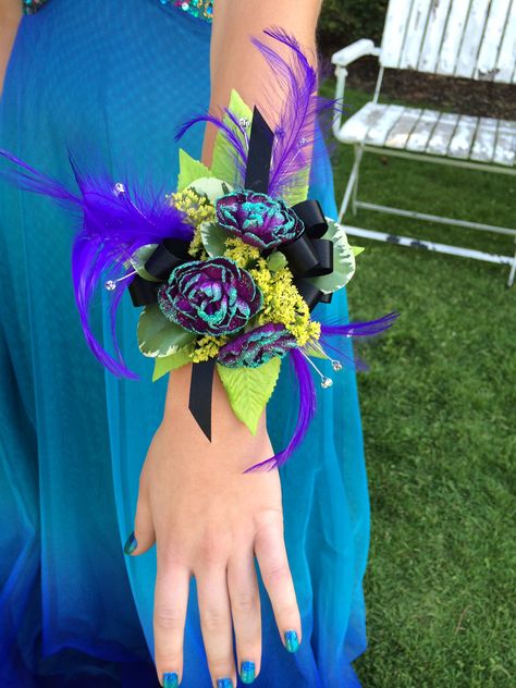 Unique Prom Corsage Ideas, Arm Corsage, Diy Pearl Hair Accessories, Prom Flowers Corsage, Dance Flowers, Corsage Ideas, Teal Mermaid, Masquerade Prom, Prom Corsage And Boutonniere