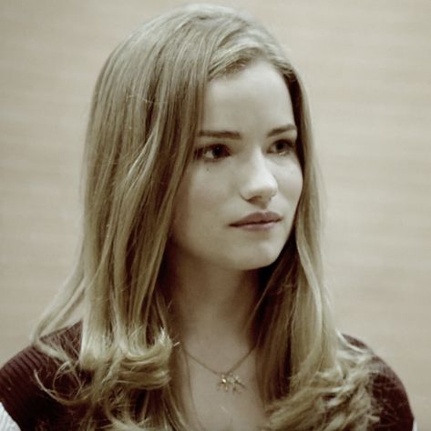 Willa Fitzgerald as Emma Duval in MTV Scream the tv series Willa Fitzgerald Aesthetic, Emma Duval, Emma And Audrey Scream, Willa Fitzgerald, Willa Fitzgerald Icons, Emma Duval Icons, Scream Emma Duval, Samara Weaving Scream, Emma Roberts Scream 4