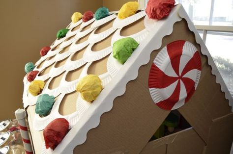 "To decorate the roof, I used paper plates cut in half, and then cut out the middles of the plates to use the rims as icing."--Life Sized Cardboard Gingerbread House Float Themes, Parade Float Theme, Cardboard Gingerbread House, Christmas Parade Floats, Gingerbread House Candy, Gingerbread Party, Gingerbread Christmas Decor, Gingerbread House Decorations, Candy Land Christmas Decorations Outdoor