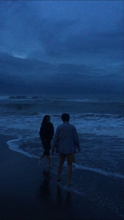 Couple And Moon Aesthetic, Romantic Cover Photo, Dark Grunge Couple Aesthetic, Doomed Love Aesthetic, Couple Wallpaper Aesthetic, Cold Wallpaper, Aesthetic Person, Blue Couple, Cool Lock Screen Wallpaper