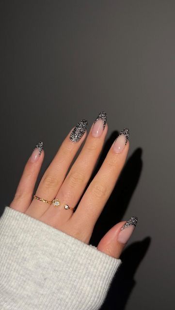 Black Sparkly Tip Nails, White Nails With Black Glitter, Black Nail Inspo For Prom, Black Almond Nails Designs Glitter, Sparkly Black French Tip Nails, Black With Glitter Nails, Nails Brillo, Black Glitter French Tip Nails, Glittery Black Nails