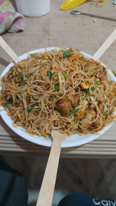 Chinese noodles snap Chinese Snap, Noodles Snap, Schezwan Noodles, Chinese Noodles, Videos Cooking, Food Videos Cooking, Chinese Food, Street Food, Food Videos