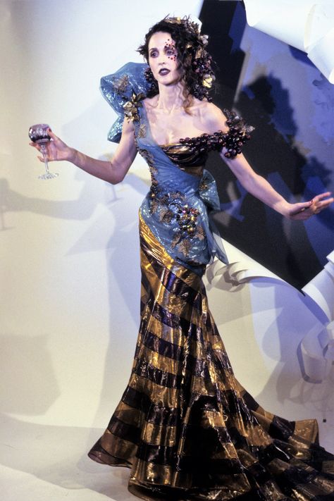 Dior Runway, Galliano Dior, Dior Collection, 90s Runway Fashion, Runway Fashion Couture, Christian Dior Haute Couture, Dior Haute Couture, Dior Couture, Moda Vintage