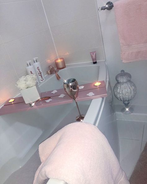 @mysparklygreyhome on Instagram: “💕 🛀🏽 ✨  Happy Hump Day!  I’m looking forward to a soak in here & an early night!  Love island just doesn’t interest me anymore 💔  Have a…” Huge Bathtub, Romantic Bathrooms, Sofa Bed For Small Spaces, Early Night, Indie Decor, Bath Aesthetic, Bath Tray, Dream Bath, Restroom Decor