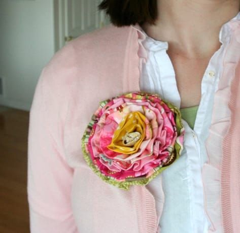 Karneval Diy, Easy Fabric Flowers, Cluck Cluck Sew, Diy Rose, Bow Ideas, Fleurs Diy, Fabric Flower Brooch, Rose Tutorial, Fabric Flower Tutorial