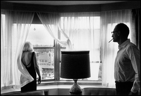 Set of "The Misfits". Marilyn Monroe and Arthur Miller in their suite in Reno’s Mapes Hotel after a day’s shooting. Reno, Nevada. USA. 1960. © Inge Morath. Magnum Photos Marilyn Monroe Marriages, Film Moulin Rouge, Inge Morath, Rebecca Miller, Arthur Miller, Montgomery Clift, John Huston, The Misfits, Henri Cartier Bresson