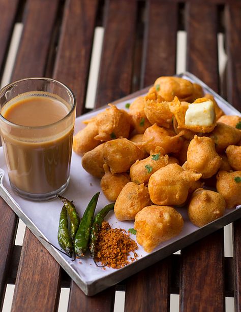 Aloo Pakora, Indian Food Photography, Garlic Chutney, Pakora Recipes, Vegetarian Fast Food, Vegetarian Snacks Recipes, Green Chutney, Vegetarian Snacks, Indian Snack Recipes