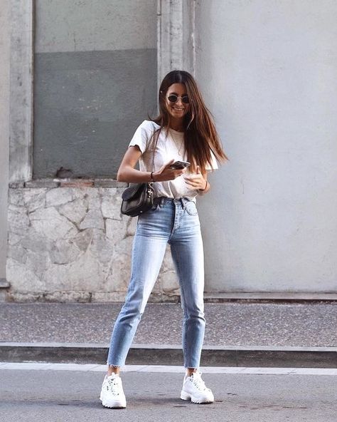 classic white t shirt with jeans and sneakers Tomgirl Outfits, Simple Street Style, Jeans And T Shirt Outfit, Money Hacks, Causual Outfits, Weekend Outfit, Jeans Outfit, Tshirt Outfits, Lifestyle Fashion