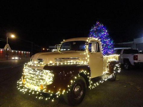 Christmas Trunk Or Treat Ideas, Trunk And Treat, Christmas Trunk Or Treat, Car Decoration Ideas, Christmas Car Decorations, Christmas In America, Trunk Or Treat Ideas, Car Display, Faux Snow