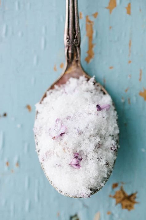 Lilac Recipes, Lilac Sugar, Flower Recipes, Edible Flowers Recipes, Blueberry Crisp, Make Simple Syrup, Tea Making, Sweet Recipe, Homemade Ice Cream Recipes