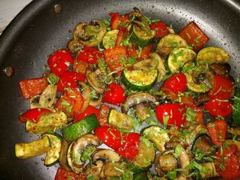 Zucchini Red Pepper, Zucchini Peppers Onions Mushrooms, Sauteed Green Peppers, Green Pepper Recipes, Zucchini Mushrooms, Sweet Pepper Recipes, Shrimp Zucchini, Halloween Birthdays, Zucchini Tomato