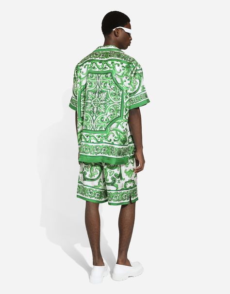 Find DOLCE & GABBANA Silk Twill Hawaiian Shirt With Majolica on Editorialist. Majolica print silk twill shirt: Green and white Loose Hawaiian fit Short sleeves Button fastenings Patch pocket Side slits The piece measures 78 cm from the rear collar seam on a size IT 40 Made in Italy The difference in the print placement that you may find on this product is a feature of Dolce & Gabbana’s “Handmade” pieces. A detail that makes every garment or accessory unique and exclusive. Majolica Print, Latest T Shirt, Twill Shirt, Print Placement, Silk Pajamas, Silk Twill, White Silk, Athletic Wear, Accessories Unique