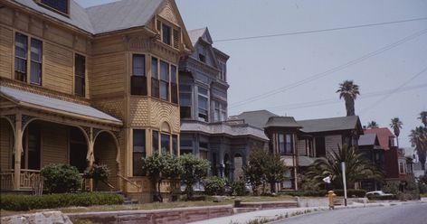 Low Angeles, Bunker Hill Los Angeles, Old Hollywood Homes, Cottage Mansion, 60s Photos, Vintage Town, Los Angeles Architecture, Vintage Buildings, Heritage Architecture