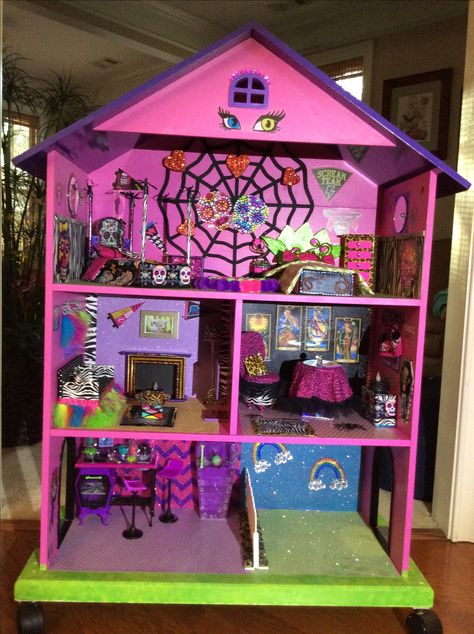 Monster High Doll House Diy, Diy Monster High Dollhouse, Spooky Dollhouse, Monster High Dollhouse, Monster High House, Diy Monsters, Pringles Can, Doll House Plans, Kit Ideas