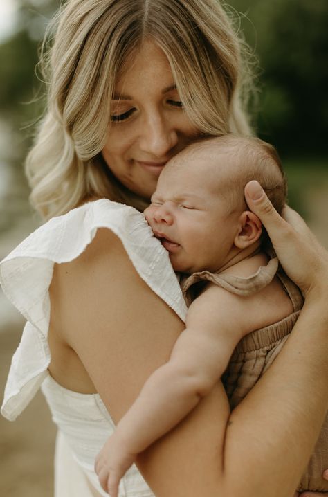 Minneapolis summer lake newborn photography Outside Infant Photography, Family Pics With Newborn Outside, Simple Newborn Photos Outdoors, Outdoor Photos With Newborn, Outdoor Newborn Photos With Siblings, Newborn Picture Poses, Outdoors Newborn Photography, Backyard Newborn Photos, Newborn Session Outside