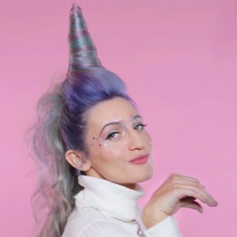 This Unicorn Hair Tutorial Involves an Actual Horn Unicorn Hairstyle, Unicorn Braid, Unicorn Hair Color, Kids Hairstyle, Hairstyle Ideas Easy, Clever Halloween, Clever Halloween Costumes, Teal Hair, Unicorn Halloween