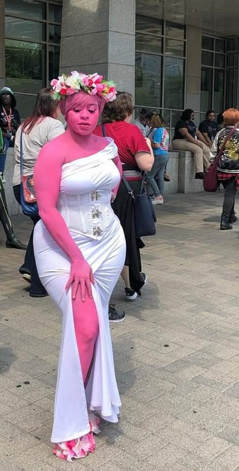 The most gorgeous Persephone cosplay from Lore Olympus Lore Olympus Persephone Cosplay, Persephone Lore Olympus Short Hair, Summer Cosplay Ideas, Lore Olympus Costume, Persephone Lore Olympus Outfits, Persephone Lore Olympus Cosplay, Persephone Costume Ideas, Hades And Persephone Cosplay, Lore Olympus Outfits