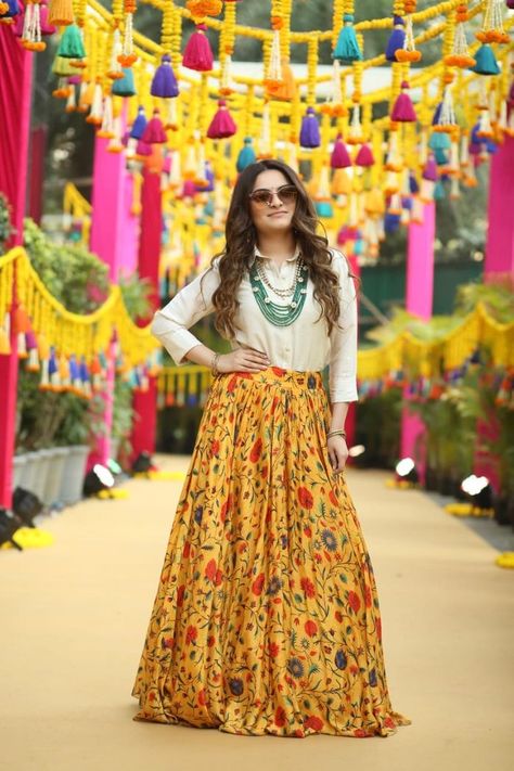 This Bride Designed The Outfits For Everyone At Her Mehendi! | WedMeGood Mehendi Dress Outfits Sisters, Mehandi Outfits Bridesmaid, Mehndi Outfit Bridesmaids, Dress For Mehendi Function, Mehandi Outfits Brides, Outfit For Haldi Function, Haldi Dress Ideas, Mehendi Dresses, Mehandi Dress