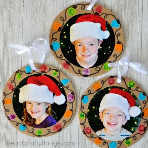 Christmas Photo Ornaments, Diy Photo Ornaments, Diy Christmas Photo, Present For Mom, Preschool Christmas Crafts, Christmas Gifts For Parents, Christmas Kindergarten, Photo Christmas Ornaments, Christmas School