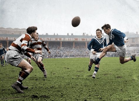 Colorized vintage rugby photo. Wigan vs Roanne, May, 1949. Rugby Photos, Rugby Images, Rugby Girls, Rugby Logo, Rugby Vintage, Colorized Photos, Popular Sports, Rugby Union, Rugby Players