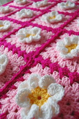 daisy blanket in pink-- this is what I should do for Harper's blanket... Wish this included the pattern!! :) Daisy Flower Granny Square, Granny Square Patchwork, Square Patchwork, White Daisy Flower, Flower Granny Square, Crocheted Blanket, Craft Things, Patchwork Baby, Granny Square Blanket