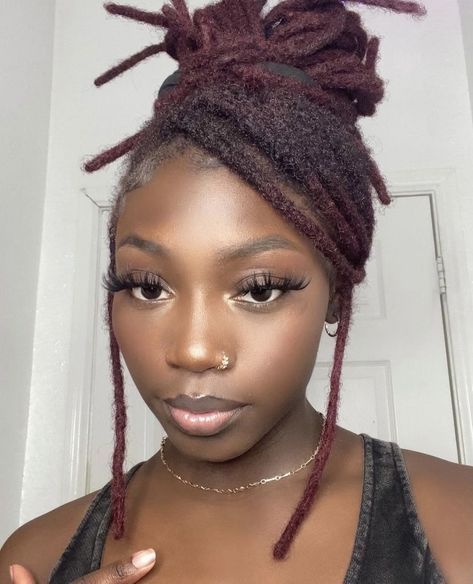 Cute hairstyles with locs on black woman l red loc inspo Burgundy Dreadlocks Black Women, Loc Work Styles, Burgundy Dreads Black Women, Burgandy Locs On Black Women, Dark Burgundy Locs, Low Bun Locs, High Bun With Swoop, Fancy Loc Styles, Burgundy Locs Black Women