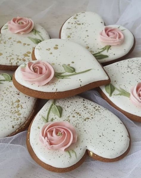 بيتي فور, Valentine Cookies Decorated, Wedding Shower Cookies, Flower Sugar Cookies, Bridal Cookies, Valentine Sugar Cookies, Wedding Cake Cookies, Bridal Shower Cookies, Spring Cookies