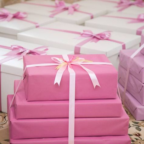 Marinette Aesthetic, Pink Gift Wrap, Girly Christmas Gifts, Aesthetic Gifts, Craft Presents, Birthday Presents For Friends, Wedding Diary, Bridal Gift Wrapping Ideas, Gifts Box