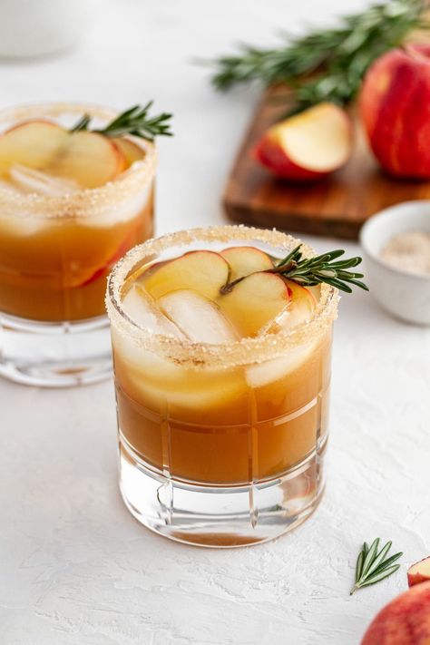 Vodka Smash, Southern Buttermilk Biscuits, Sliced Apple, Apple Cider Cocktail, Ginger Liqueur, Cider Cocktails, Thanksgiving Cocktails, Apple Spice, Refreshing Cocktail