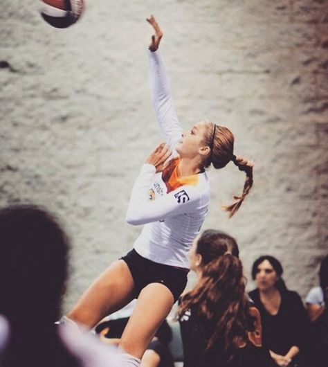 Gigi hadid playing volleyball Gigi Hadid Volleyball, Best Instagram Photos, Hadid Sisters, Female Musicians, Elle Magazine, Volleyball Players, Beach Volleyball, Sporty And Rich, Volleyball Hairstyles